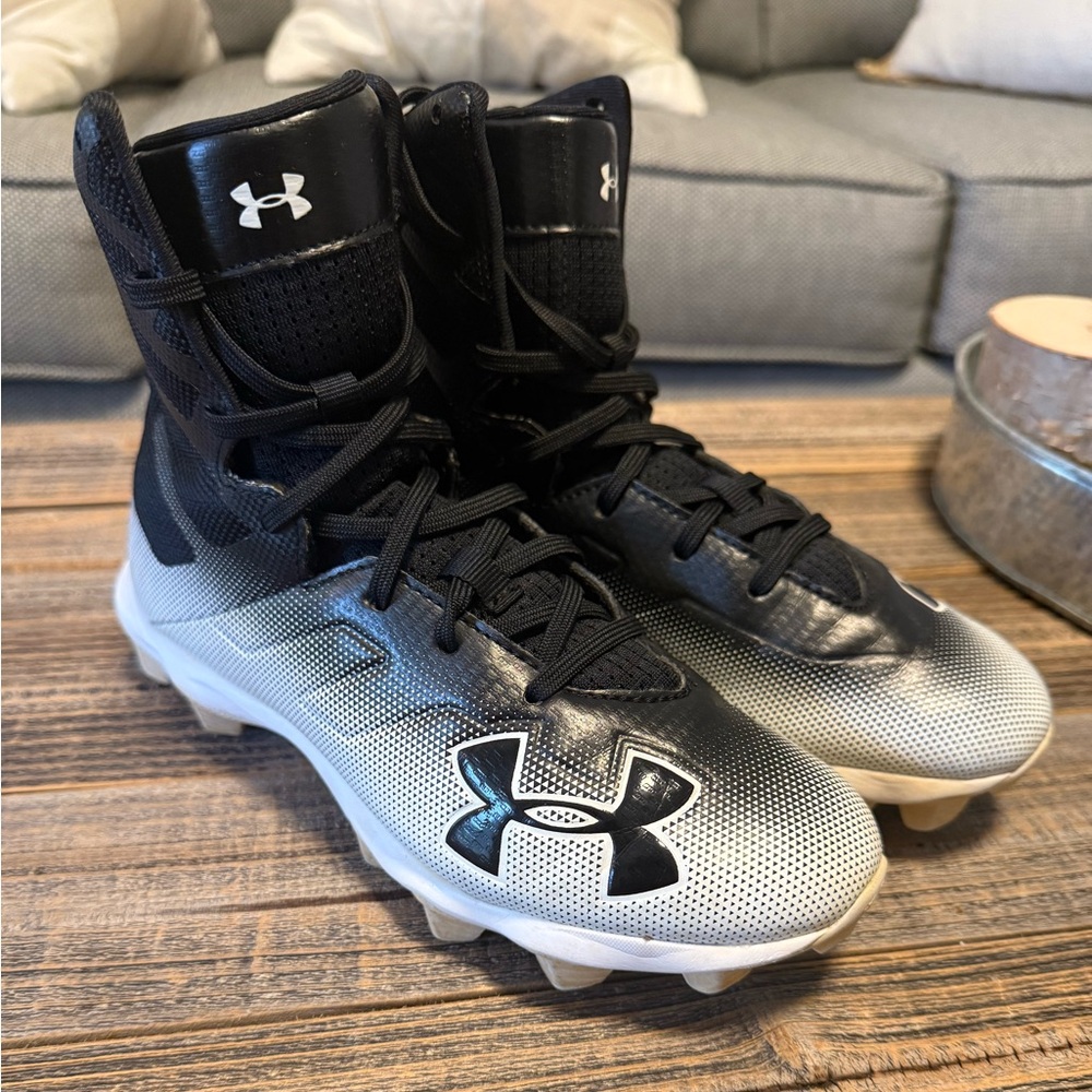 Under Armour 4Y Highlight Cleats in Great Used Condition